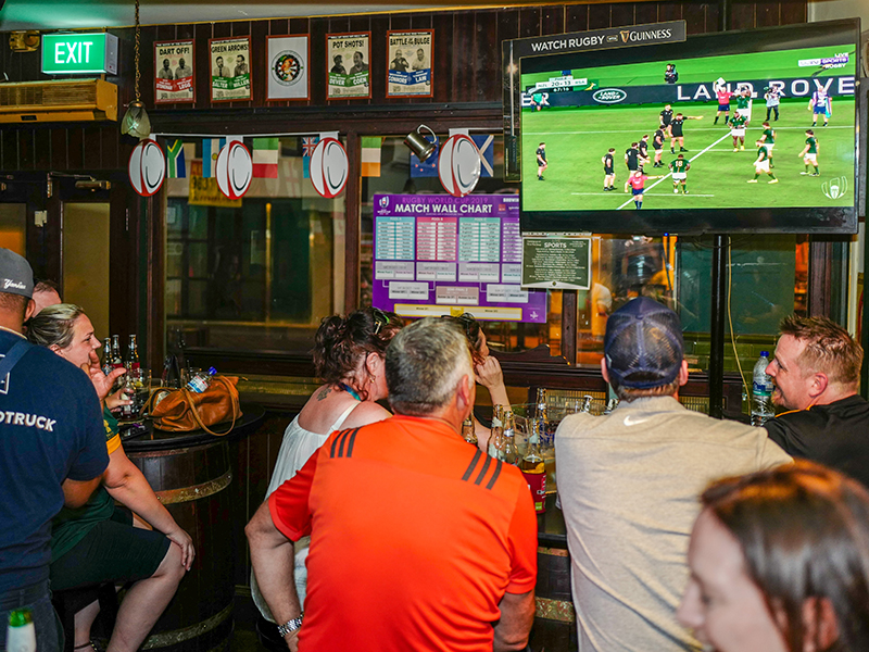 Where Sports Bars Can Find Football Games Online