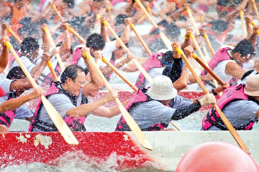 Dragon boat racing