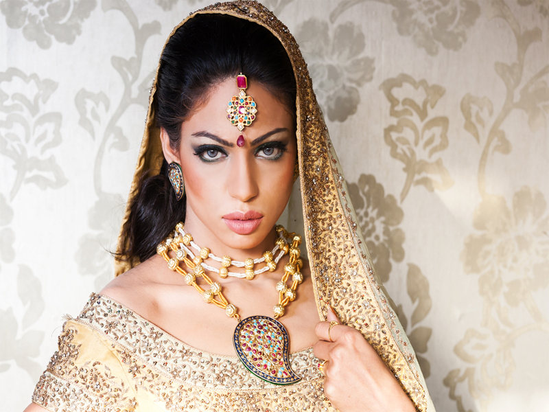 Ishtara Jewellery, Joyalukkas, Where to buy a sari in Singapore, portrait of bride wearing jewellery, Indian jewellery