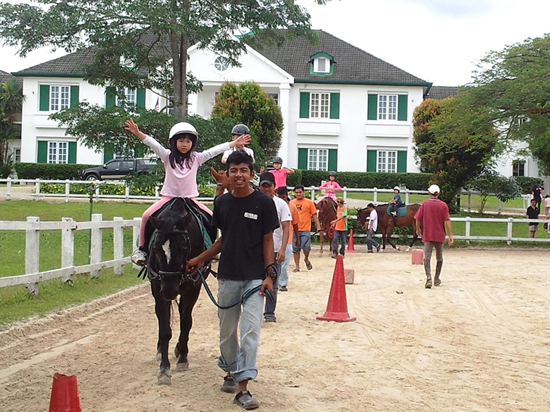 Kids riding lesson at Riders Lodge