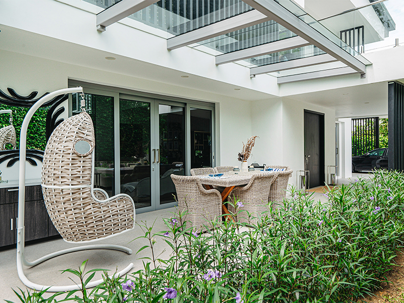 outdoor dining table and chairs