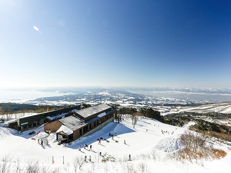 Hoshino Resorts Bandai-san skiing