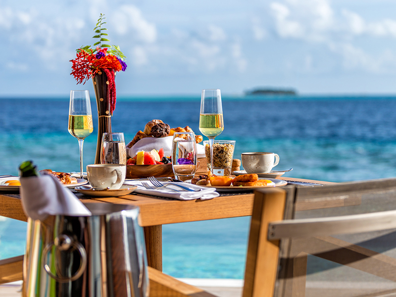 Hurawalhi maldives champagne breakfast