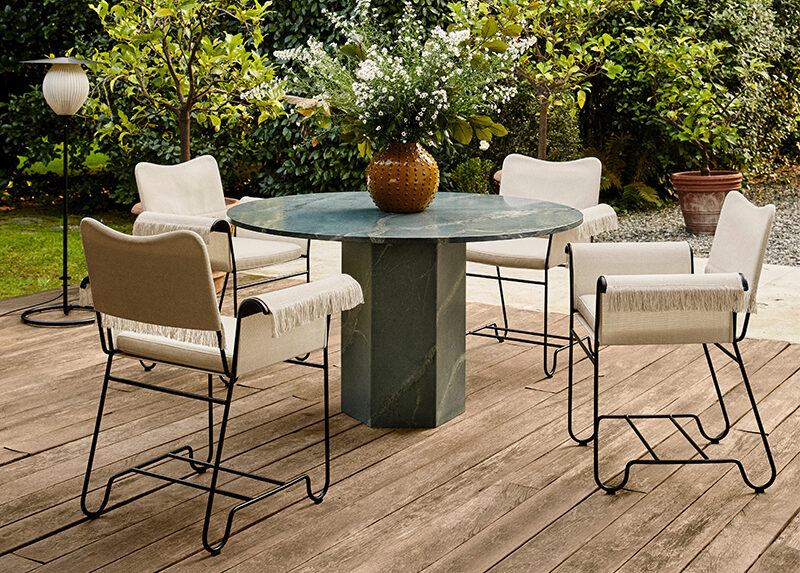outdoor dining table and chairs