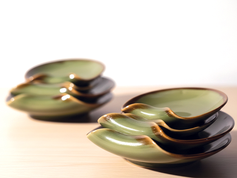 kitchenware & kitchen accessories Set of four green ceramic lip plates with unique, sculptural, wave-like rim and glossy olive finish with subtle brown accents, WTP Furniture