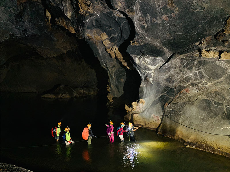 Son Doong Cave Vietnam i nthe water