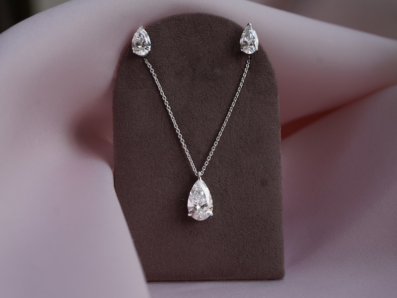 Jewellery gift ideas for Christmas and women's presents - Nara Fine Jewellery