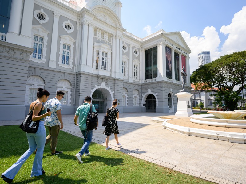 Explore Singapore Victoria concert hall civic district on a treasure hunt