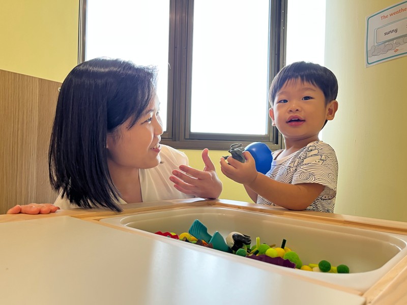 Annabelle Kids speech therapist & boy playing in speech and language therapy session
