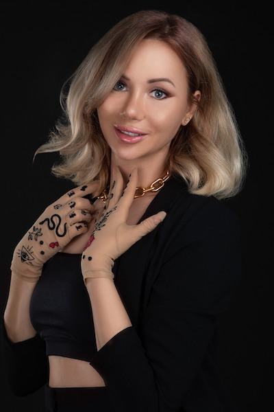 Permanent makeup artist in Singapore Olena R. to launch makeup courses
