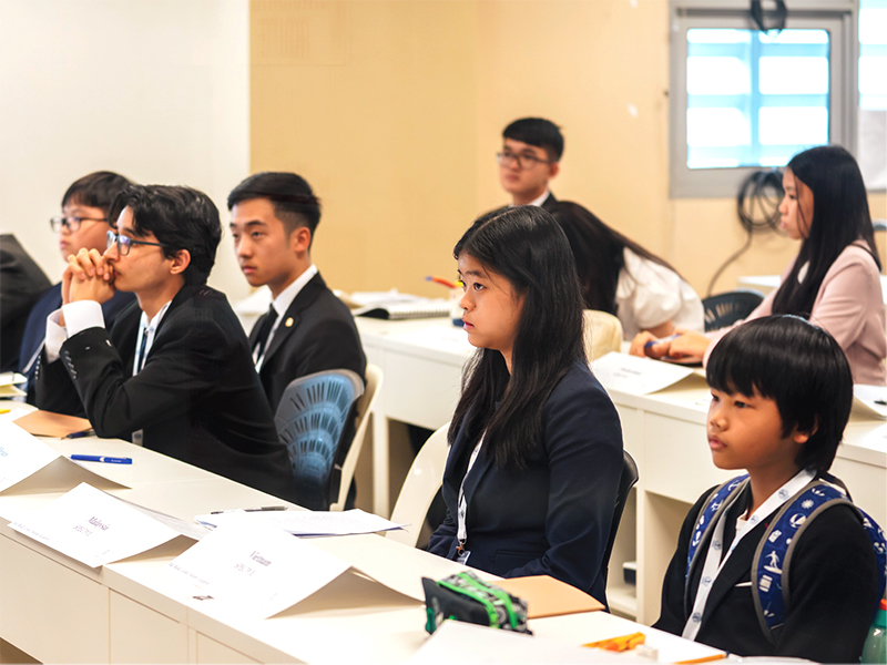 students at Yale Model United Nations Singapore hosted by CIS