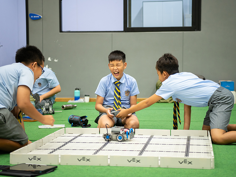 Rugby School Thailand best boarding schools students during robotics class