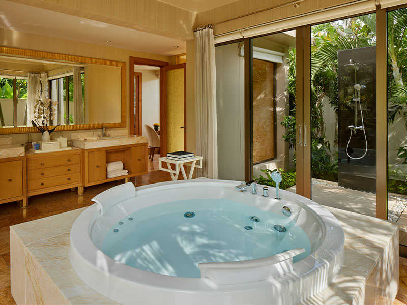 jacuzzi tub in Mulia Villas family room