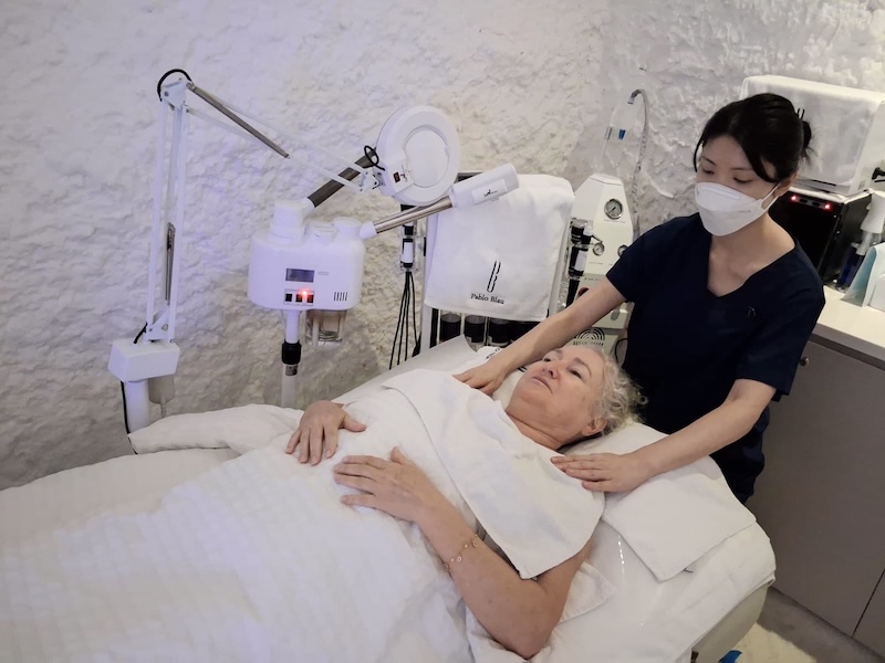 Pablo Blau - hydrating facial spa treatment in Singapore combined with salt room therapy