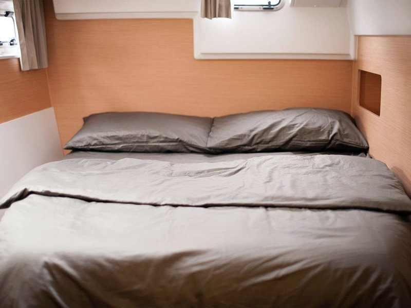 sleeping cabin for two on Sing Yachts - renting a yacht in Singapore