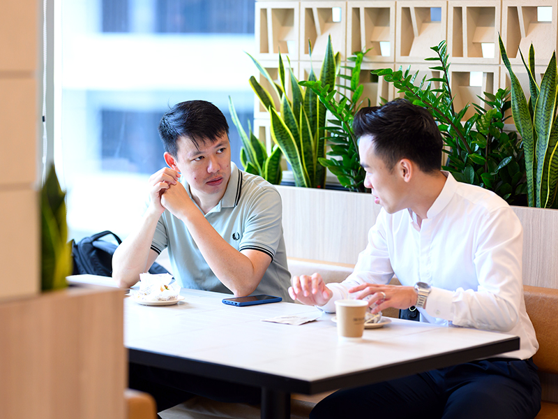 financial advisor meeting with investor