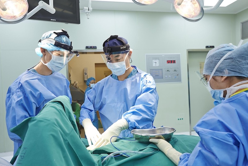 Dr Jerry Goo from Alliance Specialist Group (Breast and General Surgery) discusses breast cancer surgery in Singapore - lumpectomy to mastectomy - and recovery