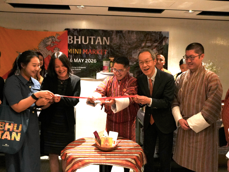 Minister Younten Phuntsho (centre) with representatives from JICA, DAMC, and event invitees