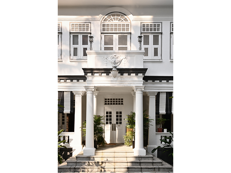 facade colonial house